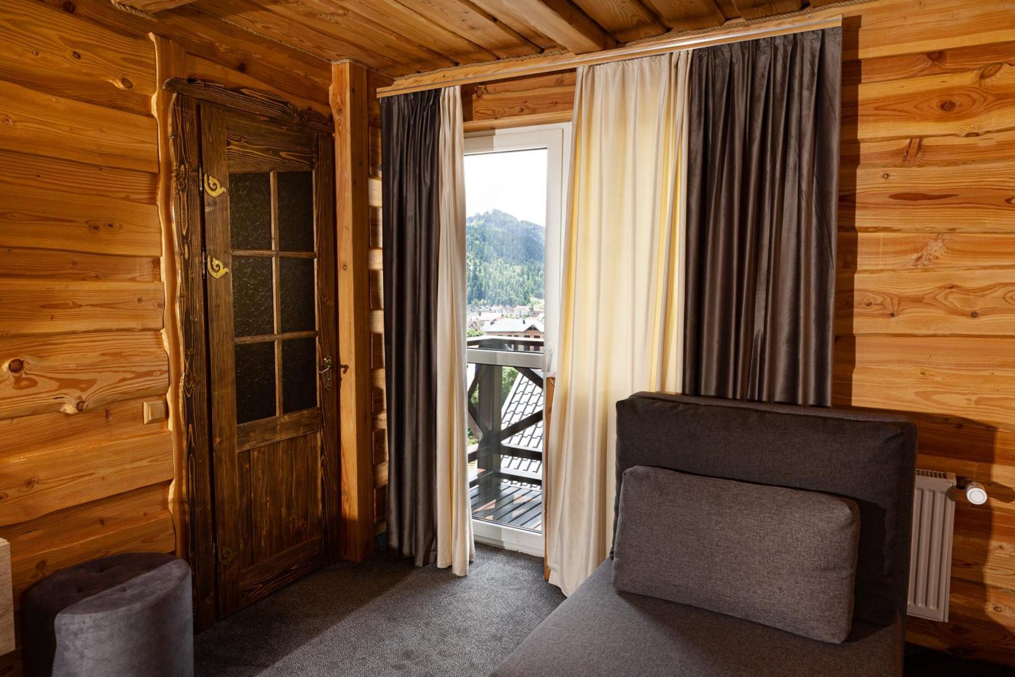 Svoi Hotel ปาเลียนิทซยา ภายนอก รูปภาพ