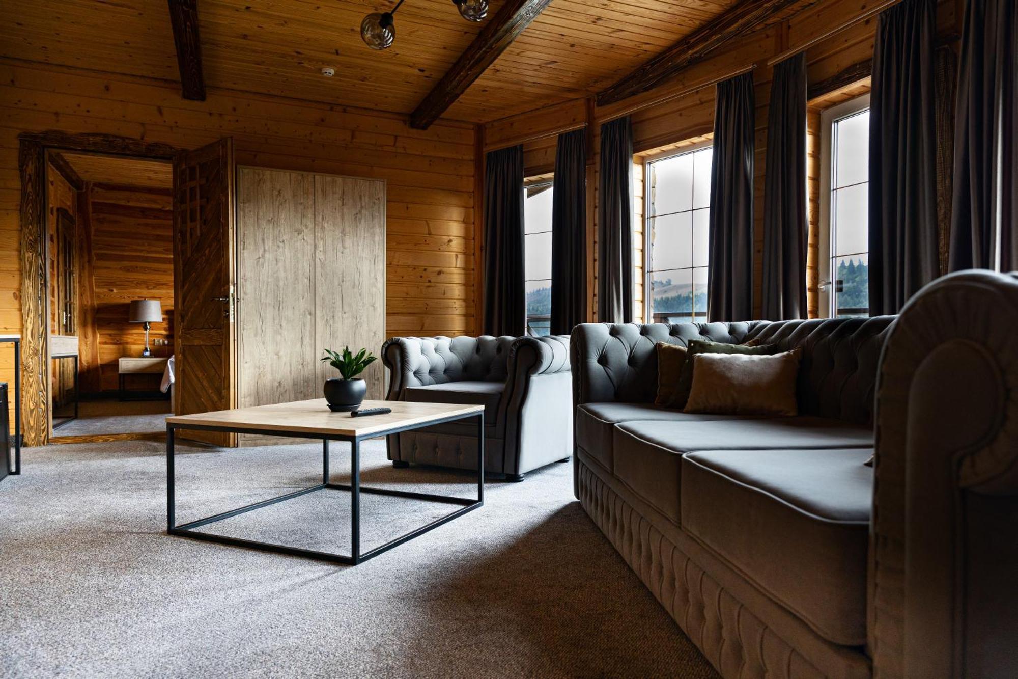 Svoi Hotel ปาเลียนิทซยา ภายนอก รูปภาพ