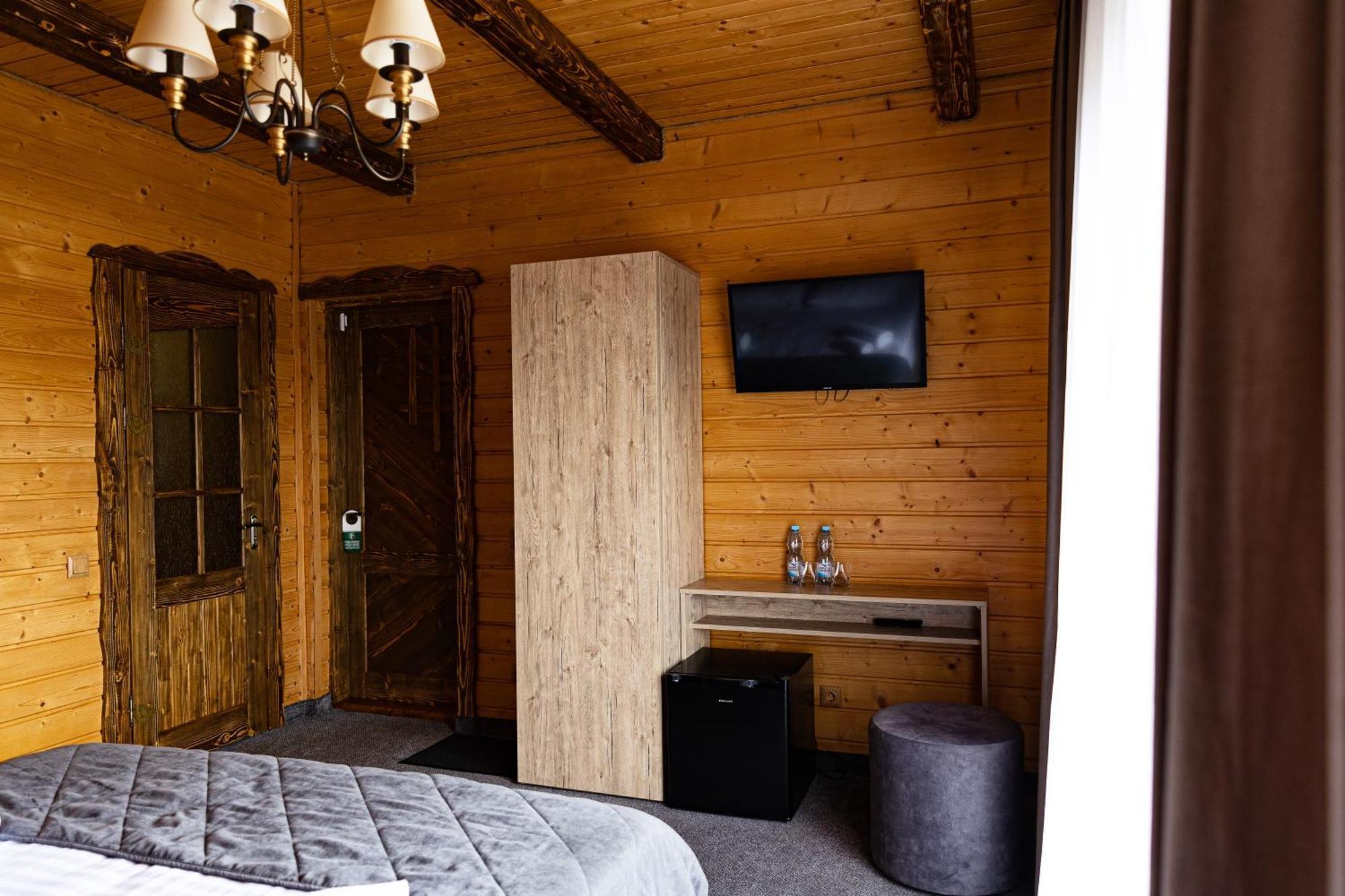 Svoi Hotel ปาเลียนิทซยา ภายนอก รูปภาพ