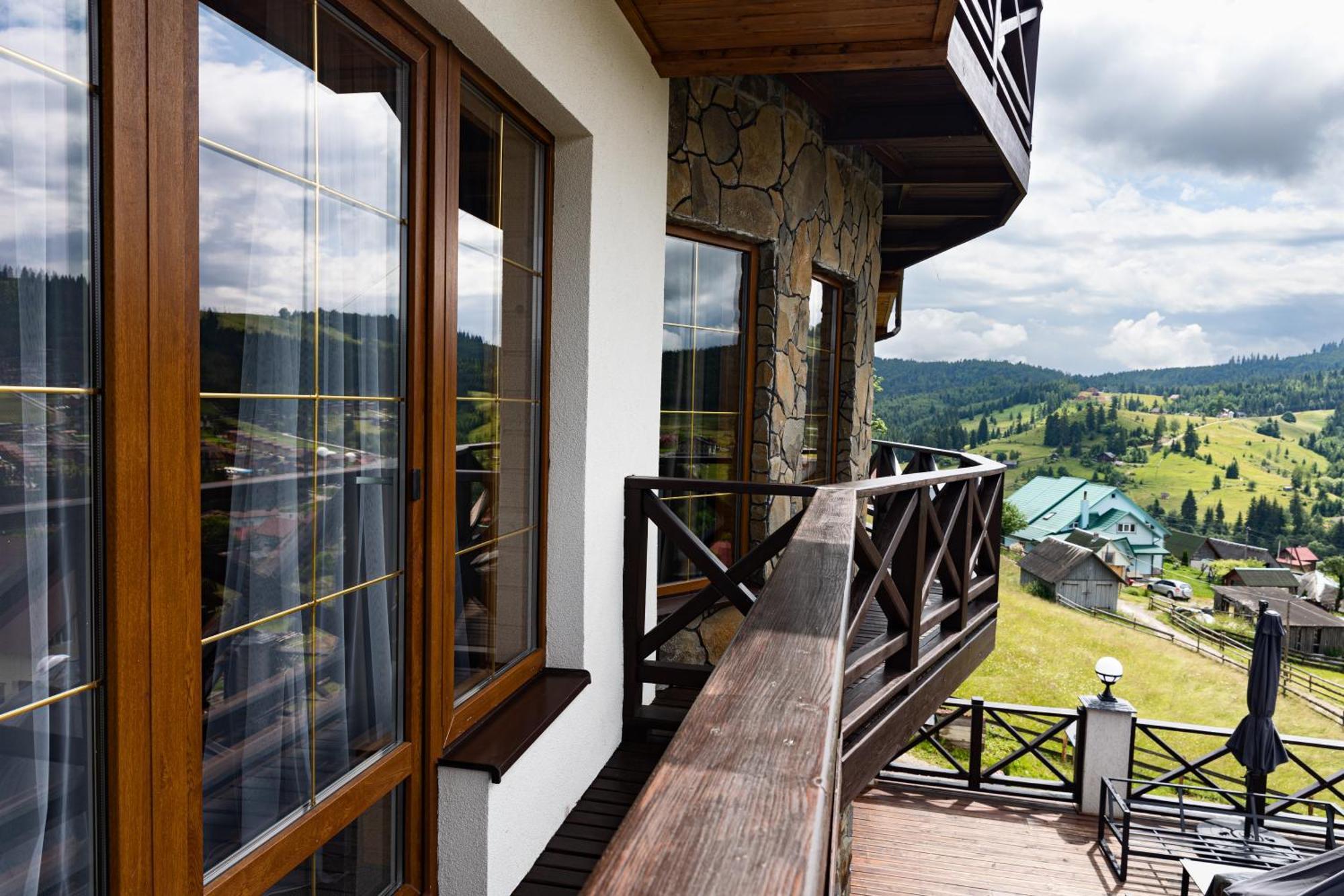 Svoi Hotel ปาเลียนิทซยา ภายนอก รูปภาพ