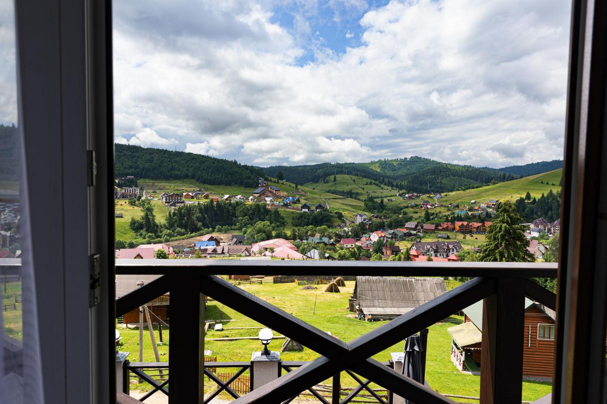 Svoi Hotel ปาเลียนิทซยา ภายนอก รูปภาพ