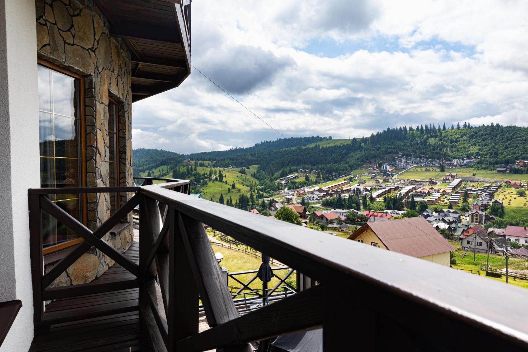 Svoi Hotel ปาเลียนิทซยา ภายนอก รูปภาพ