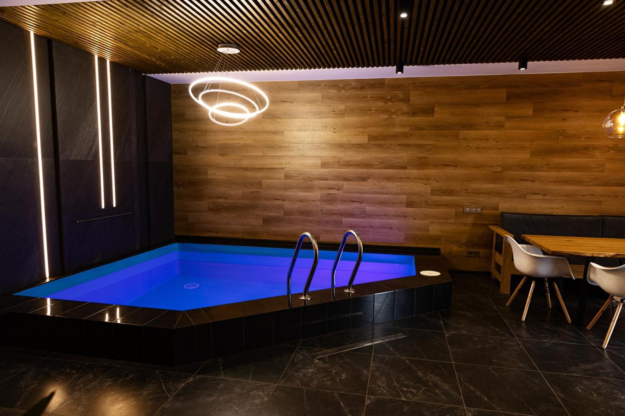 Svoi Hotel ปาเลียนิทซยา ภายนอก รูปภาพ