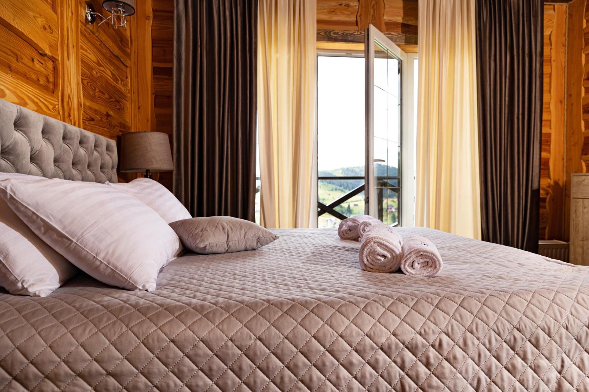 Svoi Hotel ปาเลียนิทซยา ภายนอก รูปภาพ