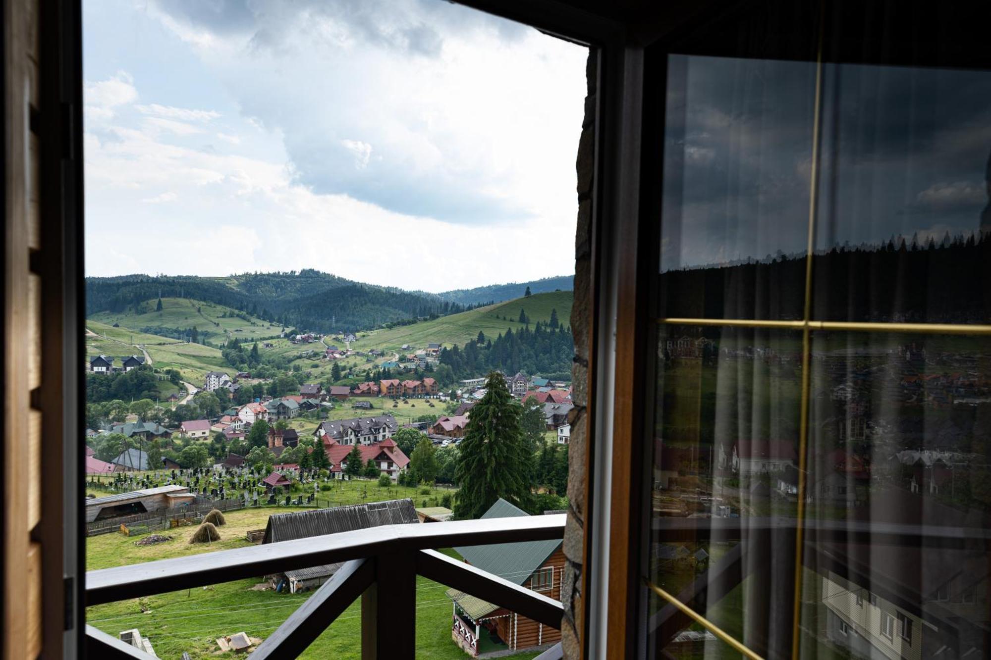 Svoi Hotel ปาเลียนิทซยา ภายนอก รูปภาพ