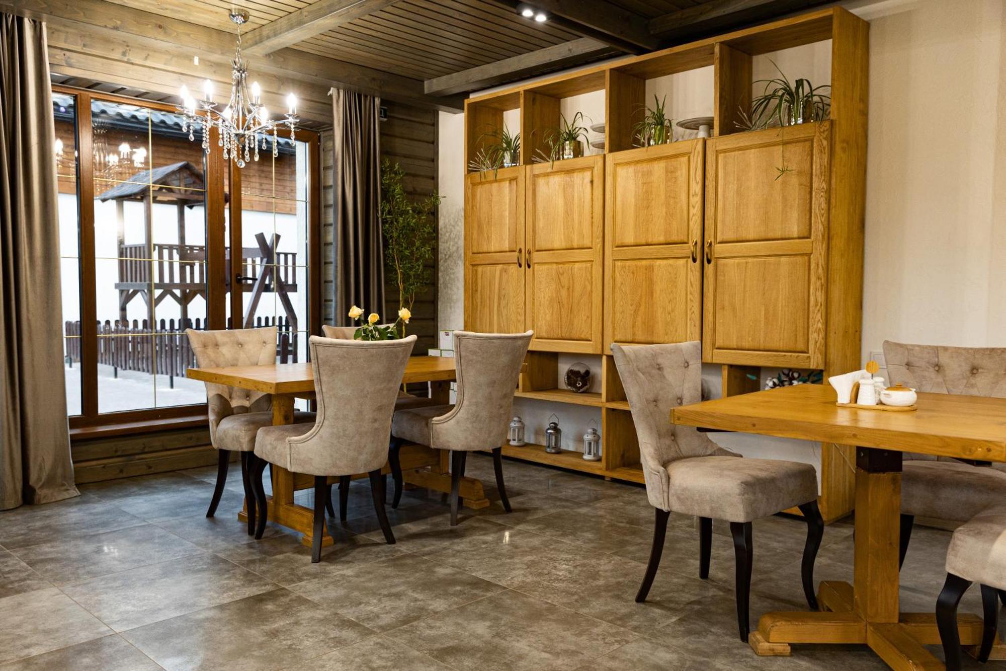 Svoi Hotel ปาเลียนิทซยา ภายนอก รูปภาพ