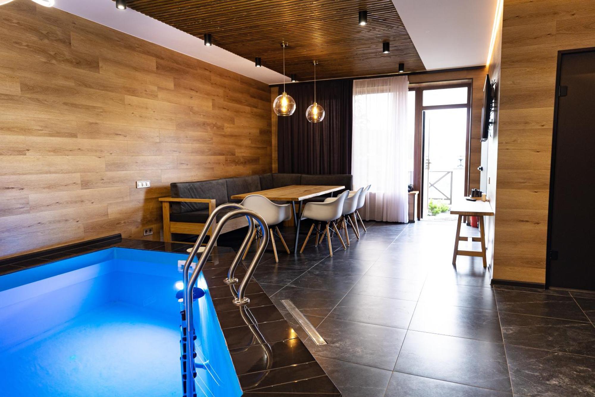 Svoi Hotel ปาเลียนิทซยา ภายนอก รูปภาพ